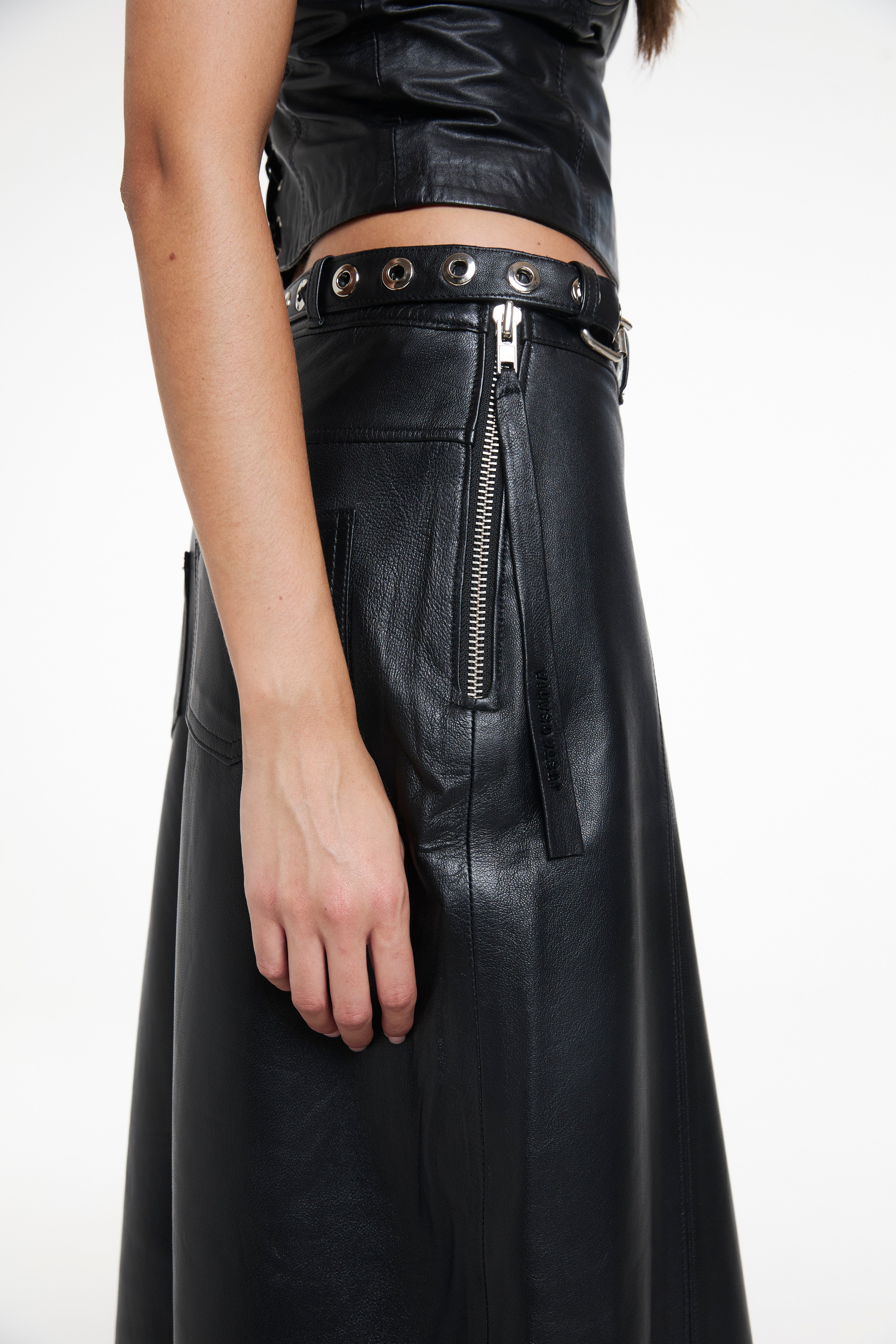 FALDA LARGA, CUERO, JUSTA OSADIA