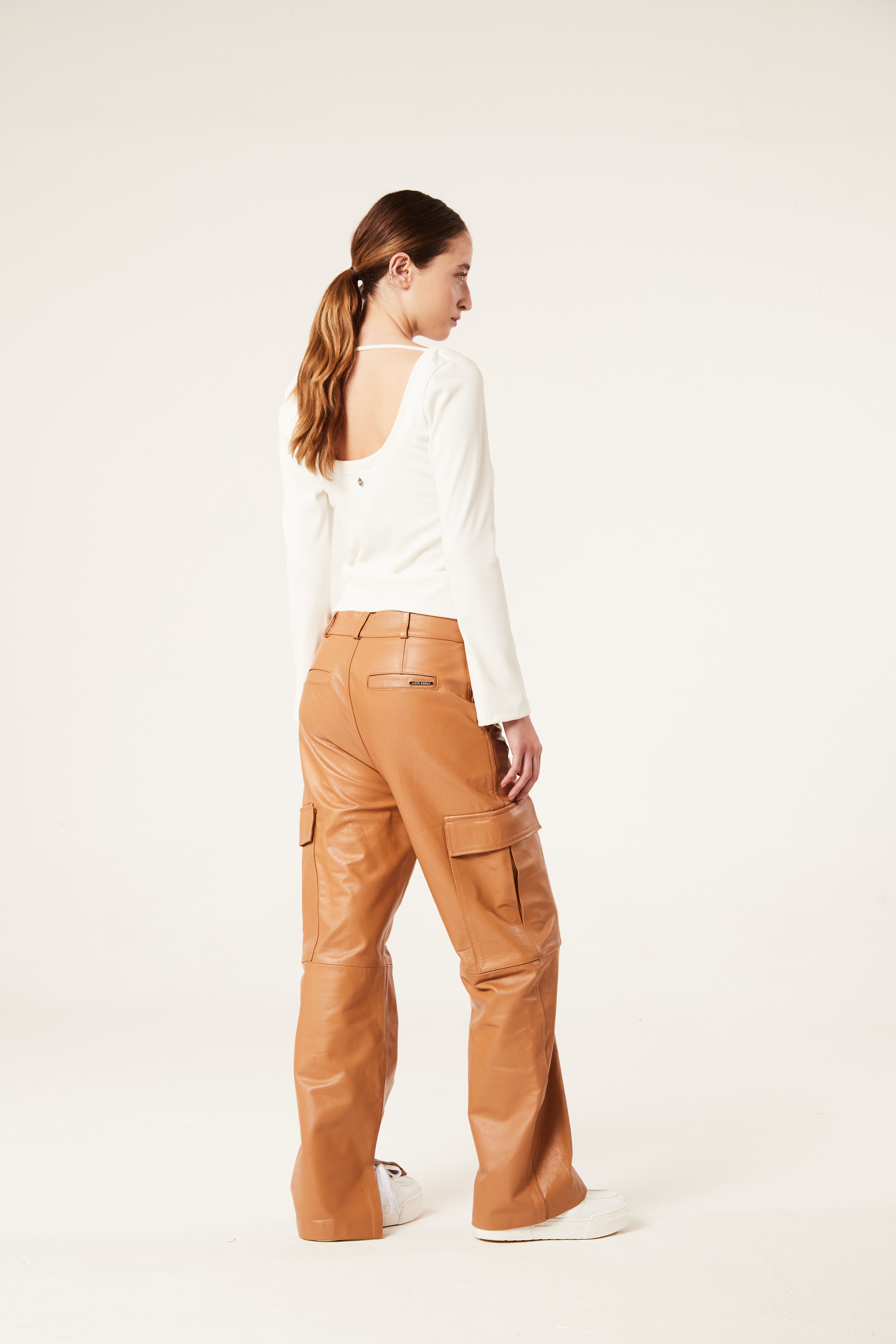 PANTALÓN PEOPLE - Justa Osadia - Justa Osadia - CUERO