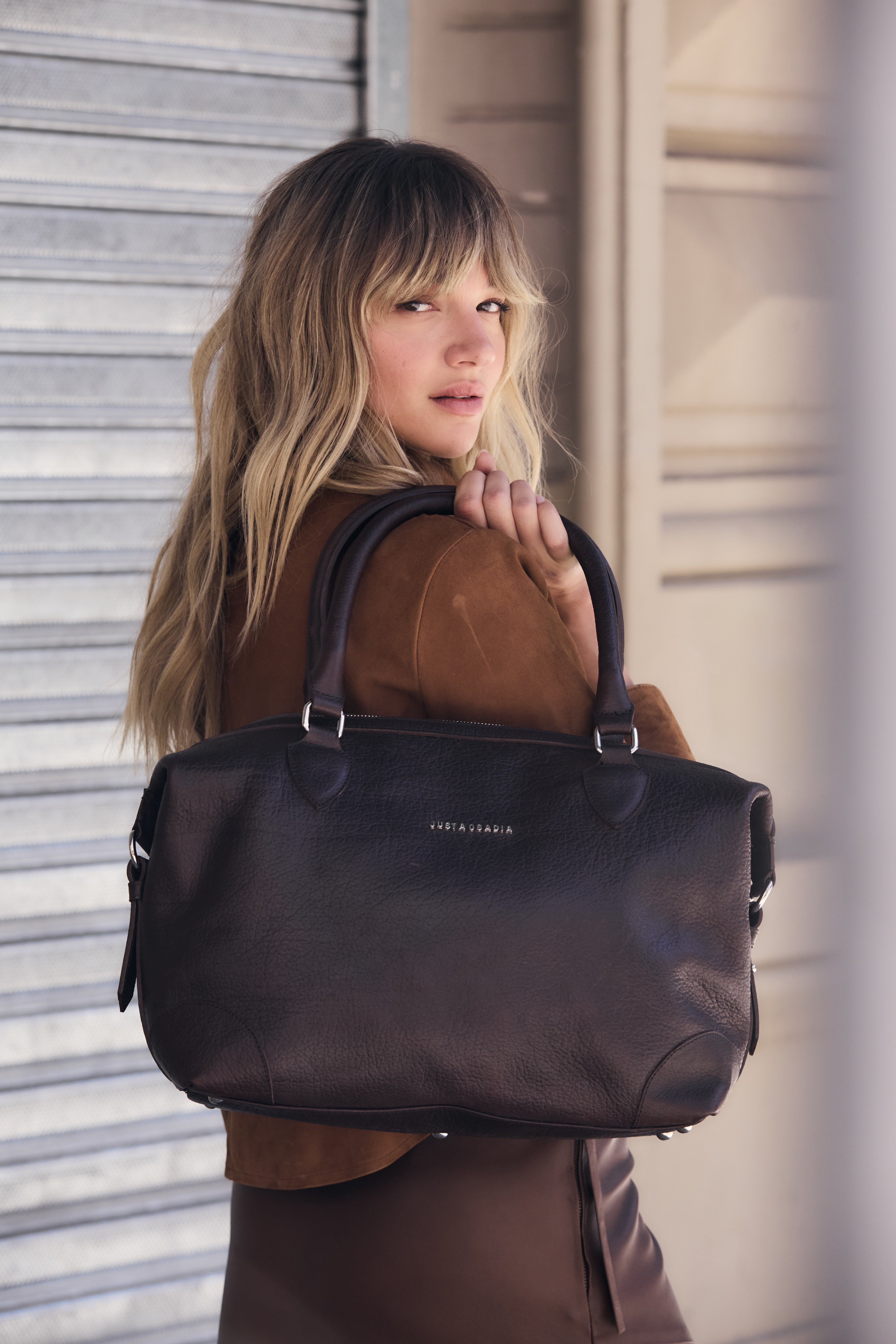 CARTERA ROSES - CUERO CHOCOLATE